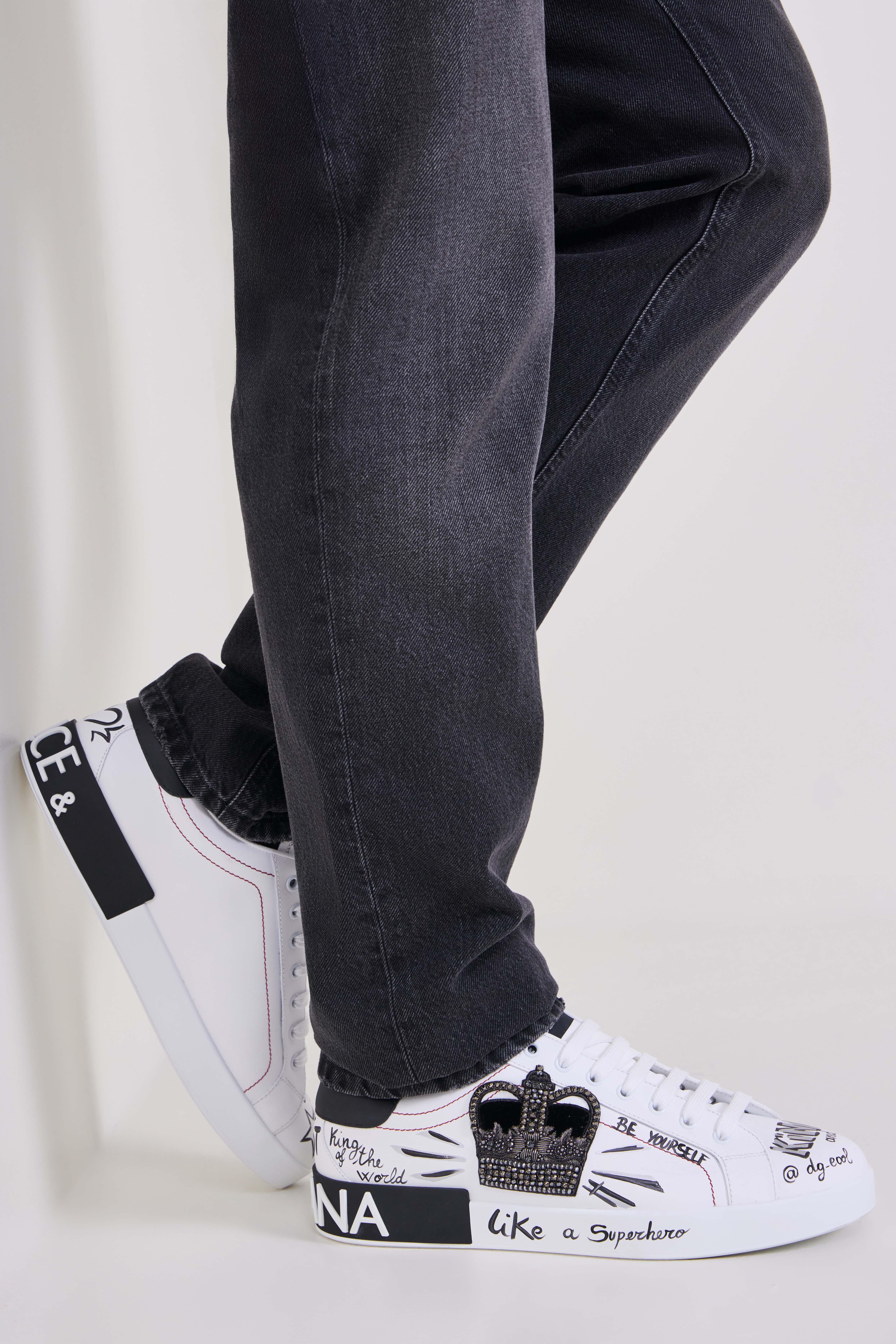 תמונת כל הלוק של נעלי סניקרס